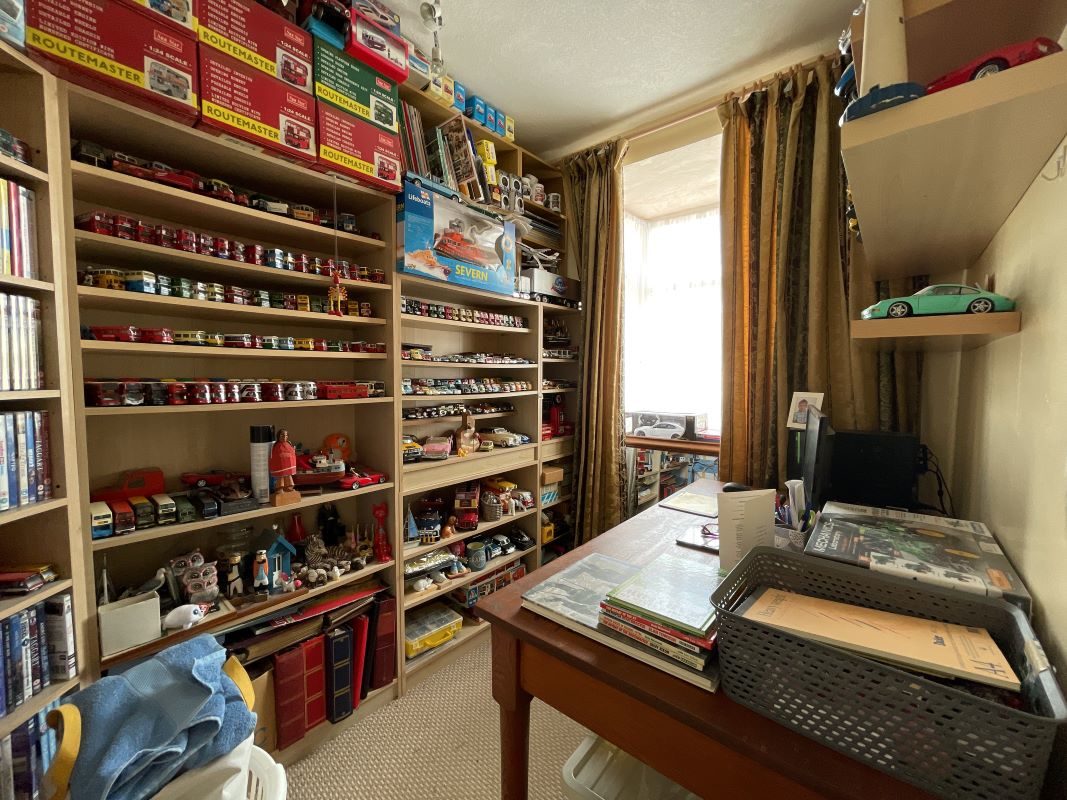 15 Bridport Avenue, Romford lot image - 3