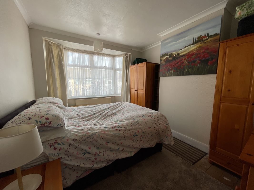 15 Bridport Avenue, Romford, Essex, RM7 9HL Goldings Auctions