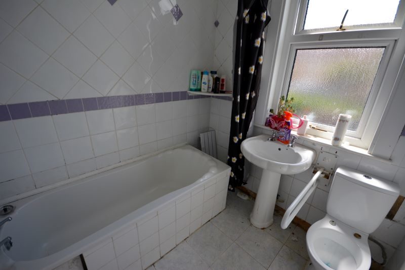 91 Ramuz Drive, Westcliff-on-Sea, SS0 9JH lot image - 5