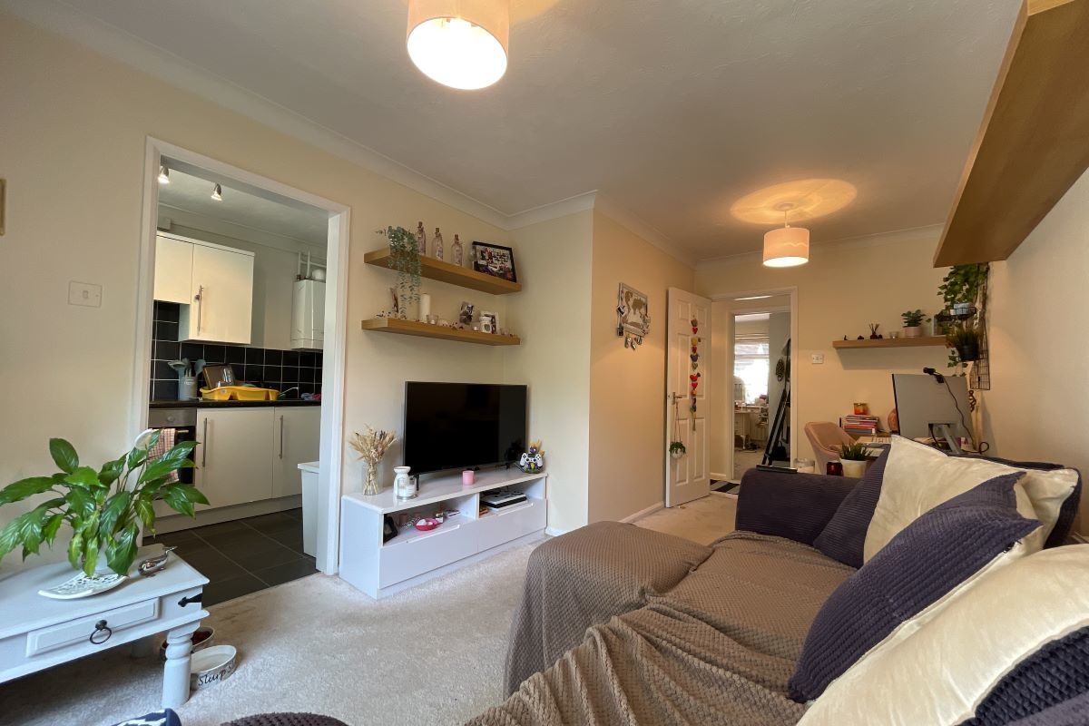 16 Morgan Court, Claydon, Ipswich, Suffolk, IP6 0AN lot image - 1