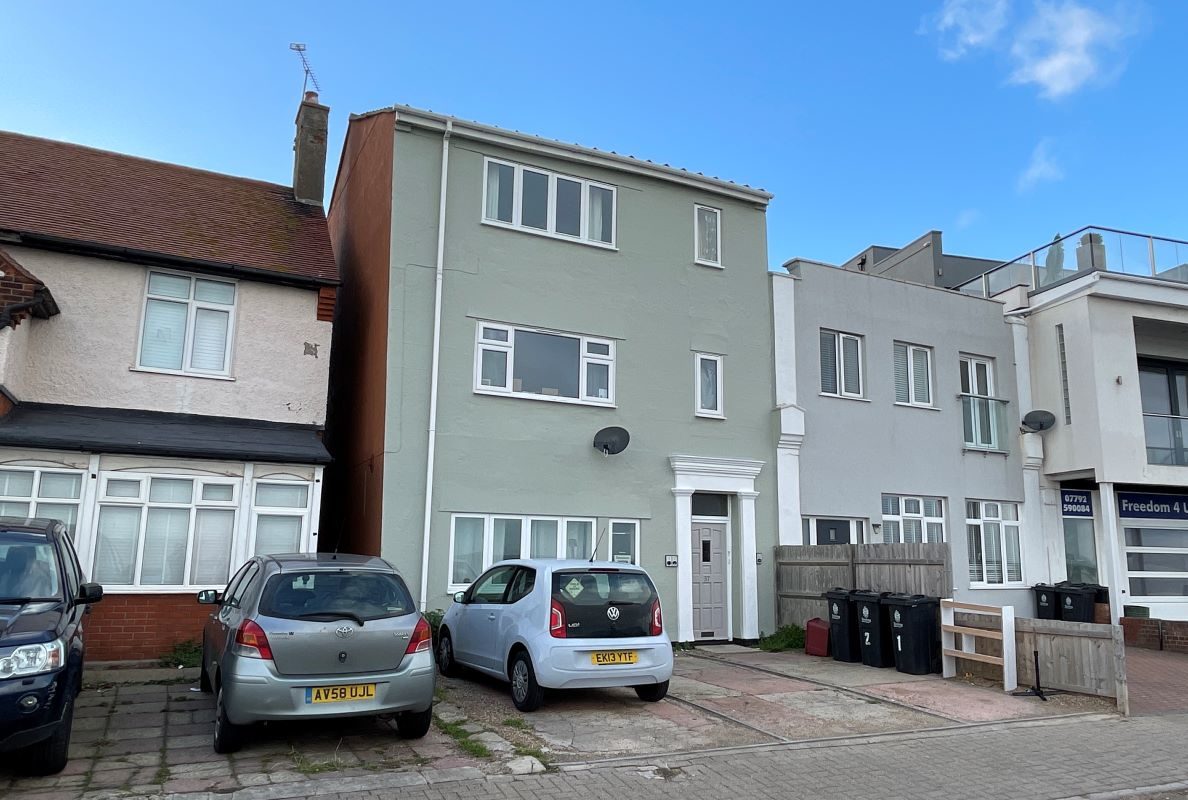 Flat 3, 37 The Parade, Walton on the Naze, Essex, CO14 8AP lot image - 0