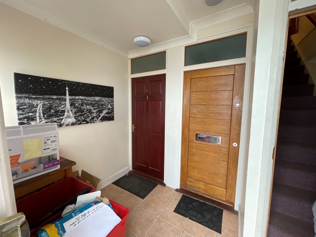 Flat 3, 37 The Parade, Walton on the Naze, Essex, CO14 8AP lot image - 2
