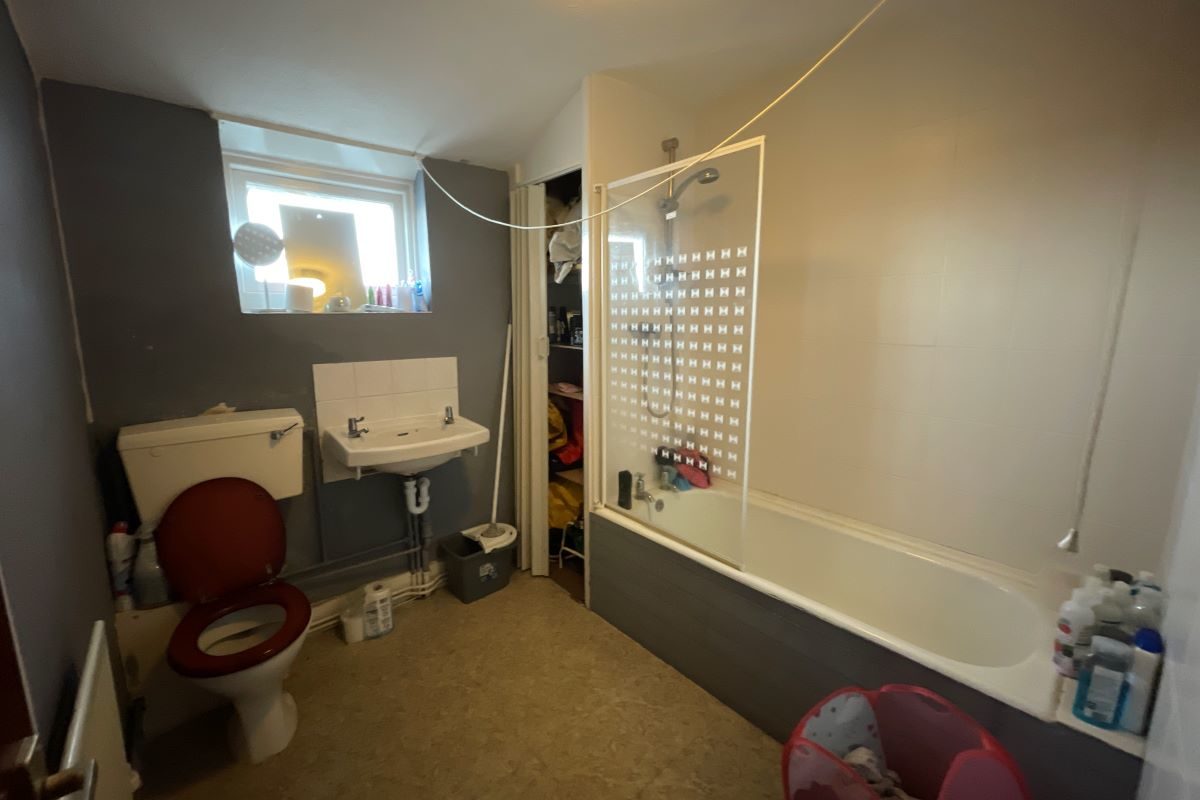 Flat 3, 37 The Parade, Walton on the Naze, Essex, CO14 8AP lot image - 5