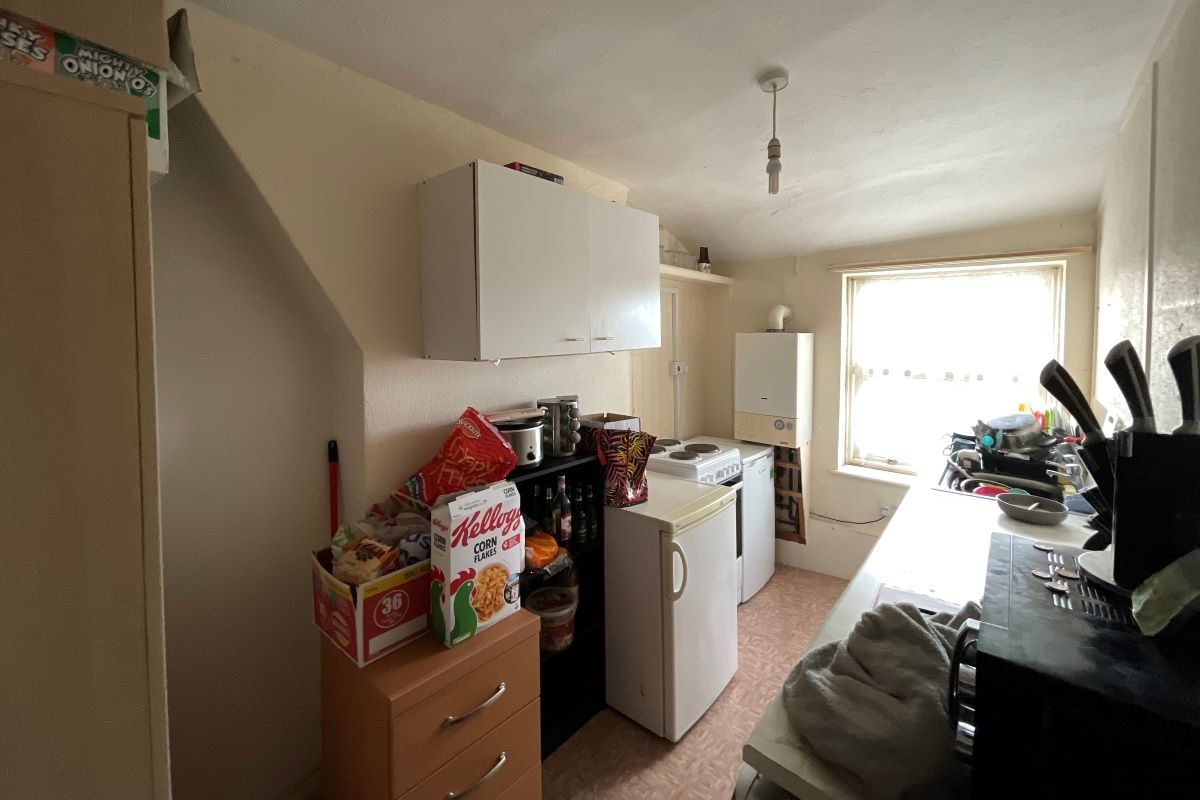 Flat 3, 37 The Parade, Walton on the Naze, Essex, CO14 8AP lot image - 7