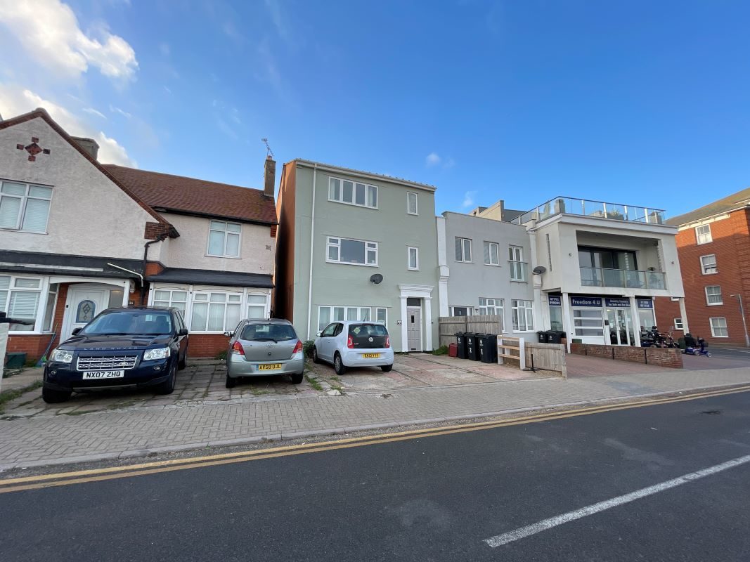 Flat 3, 37 The Parade, Walton on the Naze, Essex, CO14 8AP lot image - 11