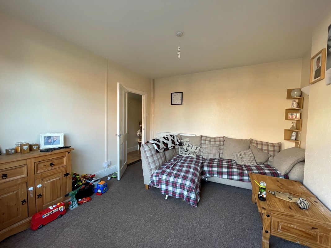 65 Cornwall Road, Felixstowe, Suffolk, IP11 9AQ lot image - 2