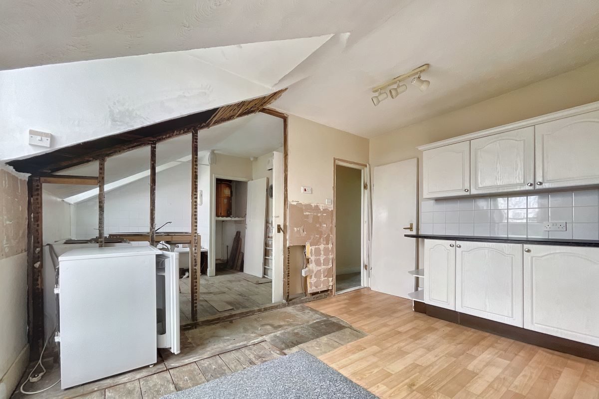 Second Floor Flat, 92 Christchurch Street, Ipswich, Suffolk, IP4 2DE lot image - 3