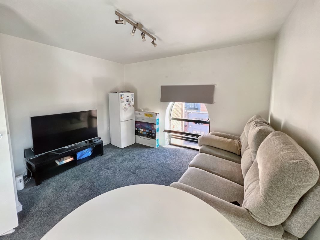 Flat 13, 2 Back Hamlet, Ipswich, Suffolk, IP3 8AJ lot image - 2