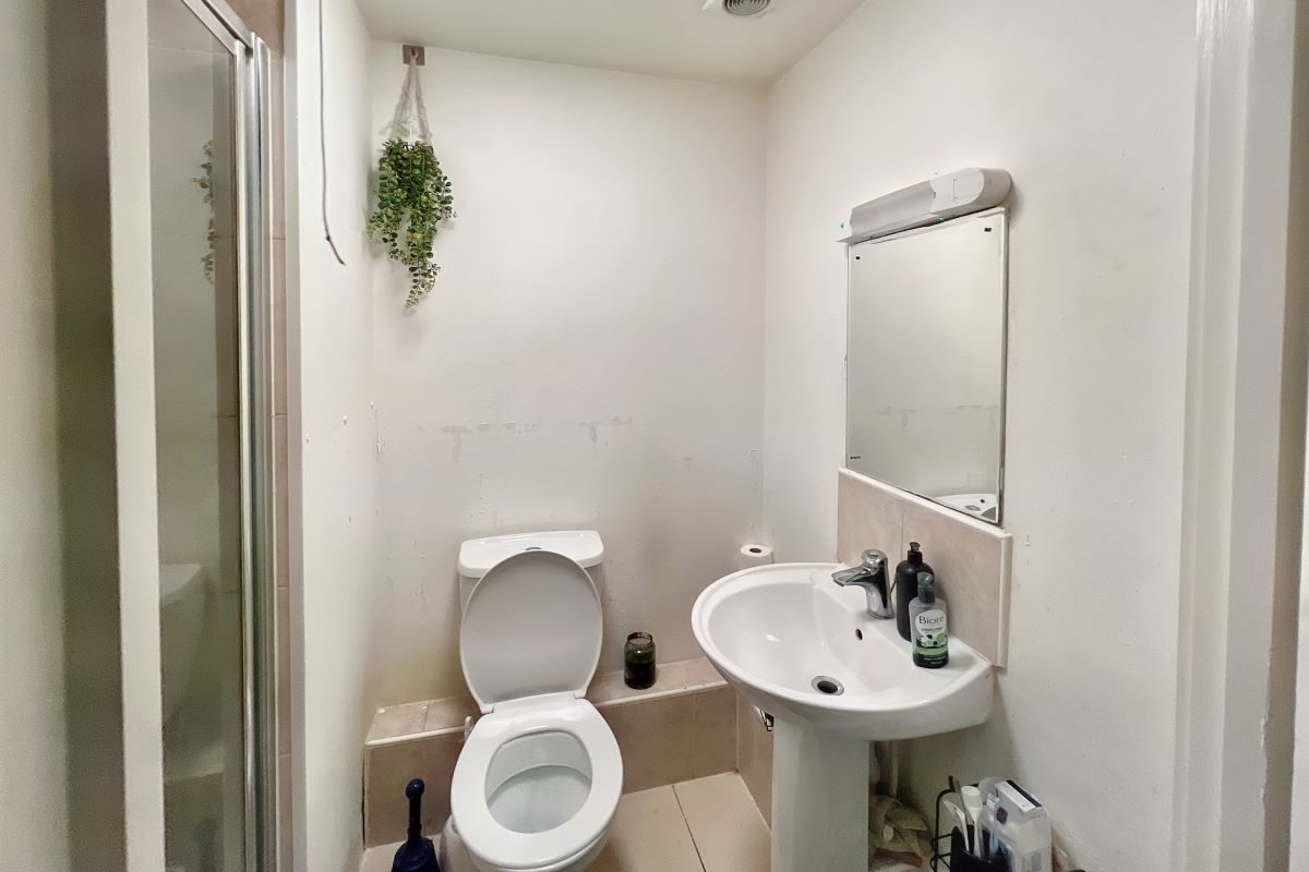 Flat 13, 2 Back Hamlet, Ipswich, Suffolk, IP3 8AJ lot image - 5