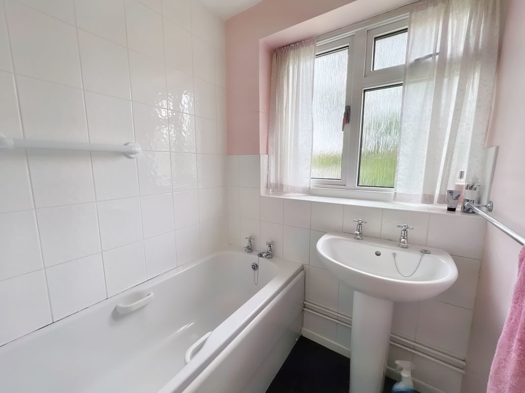 11 Karen Close, Ipswich, Suffolk, IP1 4LP lot image - 10