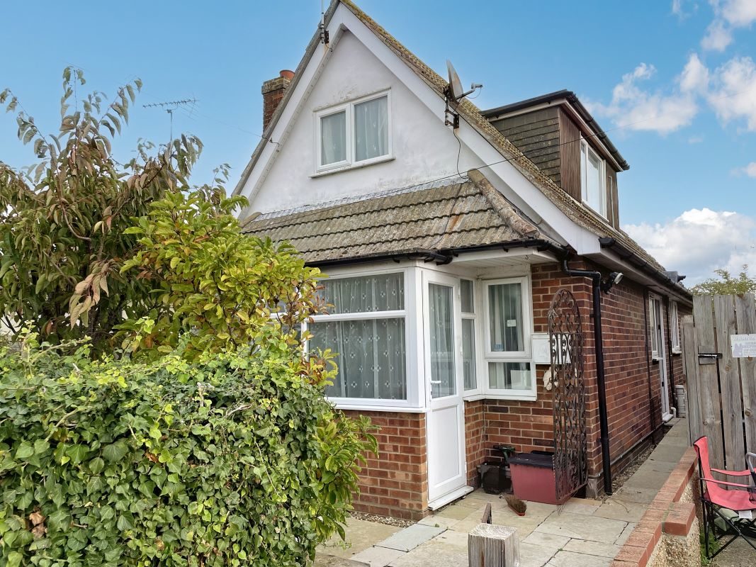 40 Rosemary Way, Jaywick, Clacton-on-Sea, Essex, CO15 2SD lot image - 15