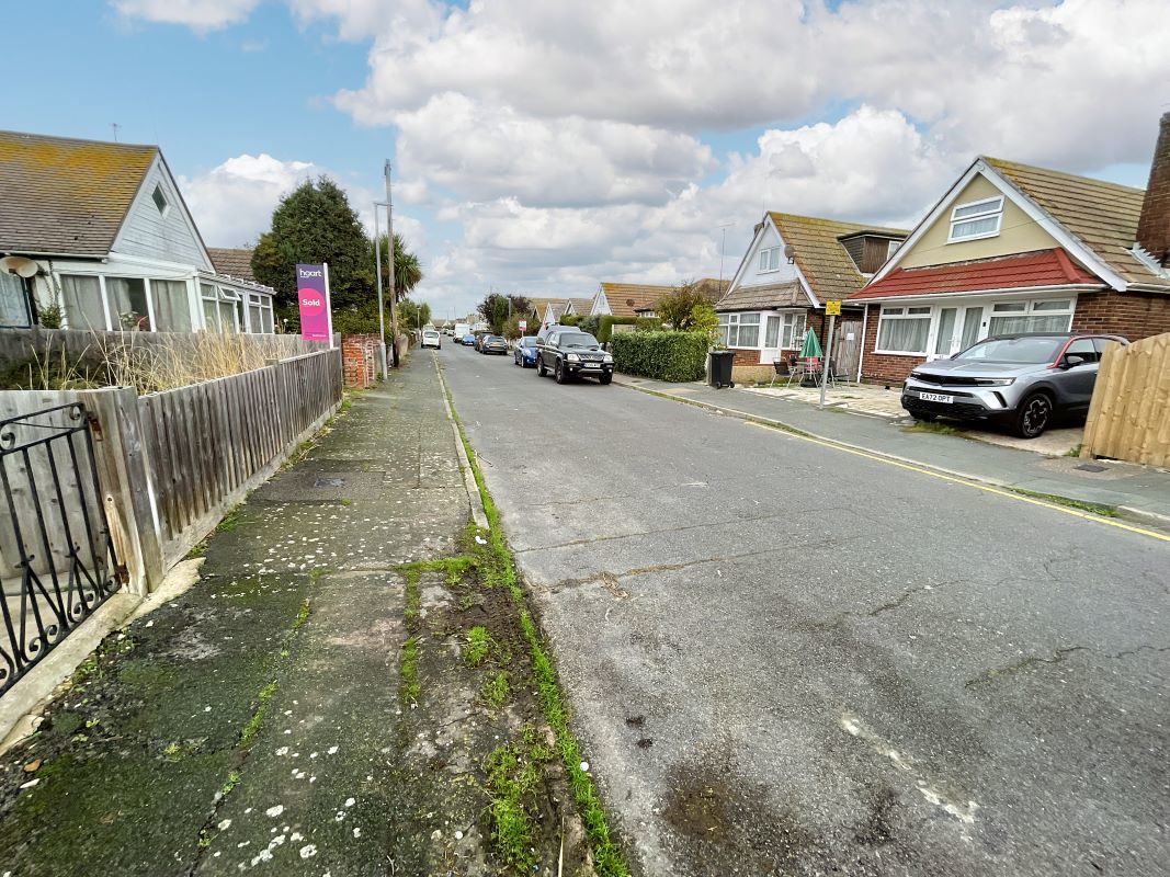 40 Rosemary Way, Jaywick, ClactononSea, Essex, CO15 2SD Goldings Auctions