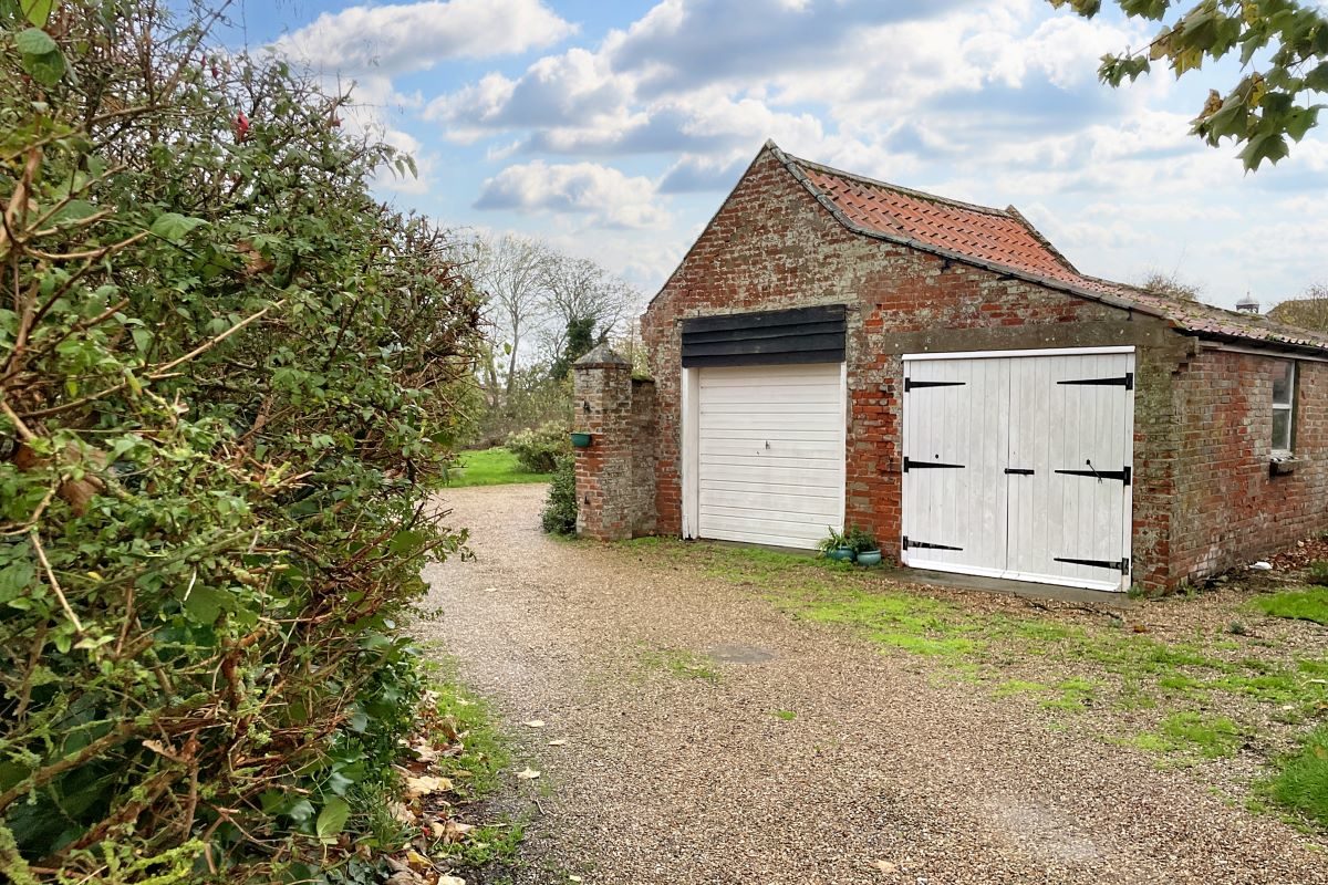 East House, Brown Acres, Church Close, Aldeburgh, Suffolk, IP15 5DY lot image - 18