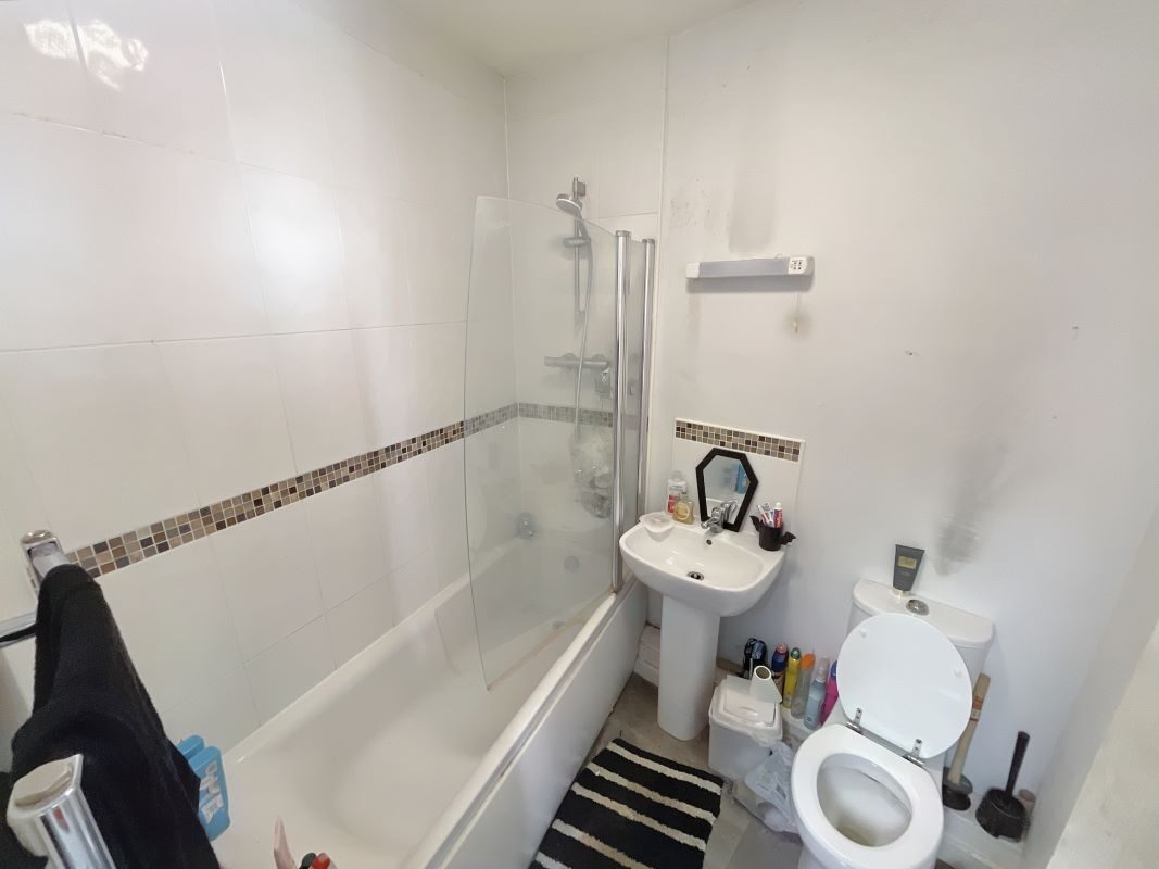 Flat 3, 19B Queen Street, Ipswich, Suffolk, IP1 1SW lot image - 4