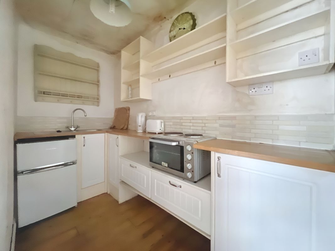 Basement Flat, 44 Christchurch Street, Ipswich, Suffolk, IP4 2DH lot image - 2