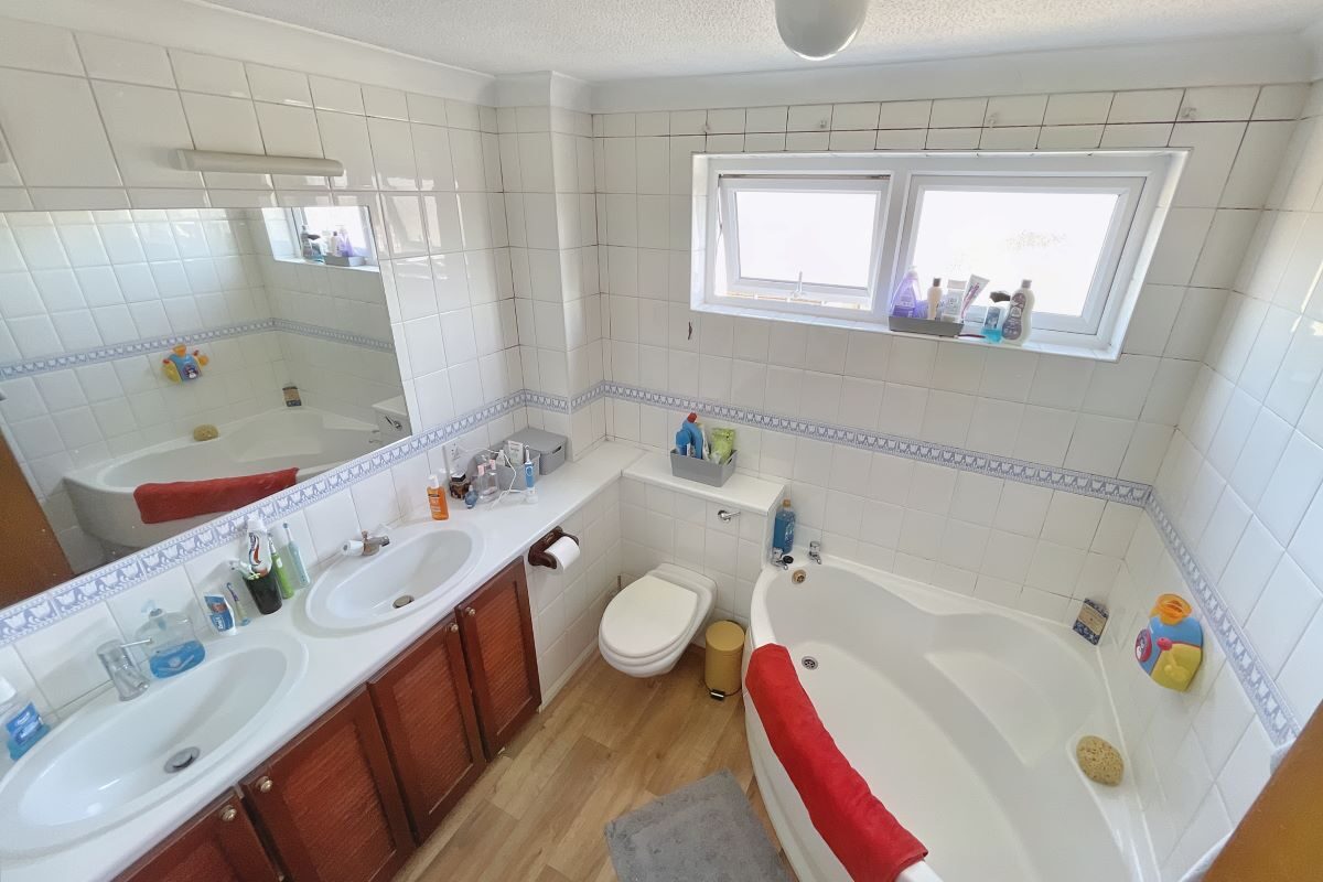 3 Netley Close, Ipswich, Suffolk, IP2 9YB lot image - 10