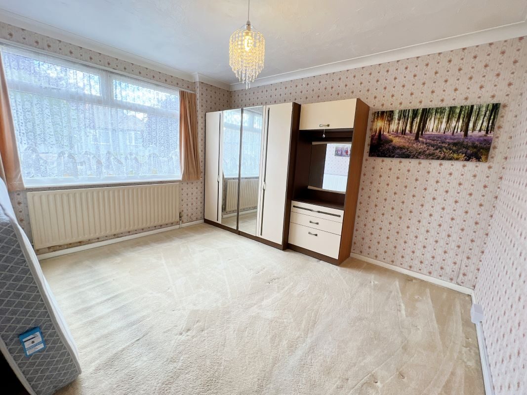 12 Park Square East, Jaywick, Clacton-on-Sea, Essex, CO15 2NL lot image - 3