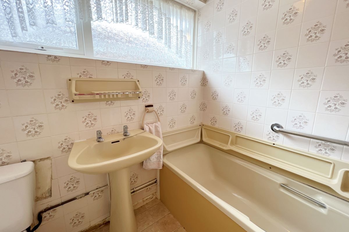 12 Park Square East, Jaywick, Clacton-on-Sea, Essex, CO15 2NL lot image - 6