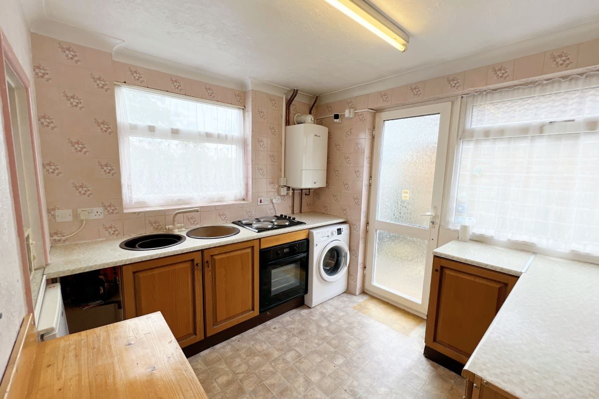 12 Park Square East, Jaywick, Clacton-on-Sea, Essex, CO15 2NL lot image - 8