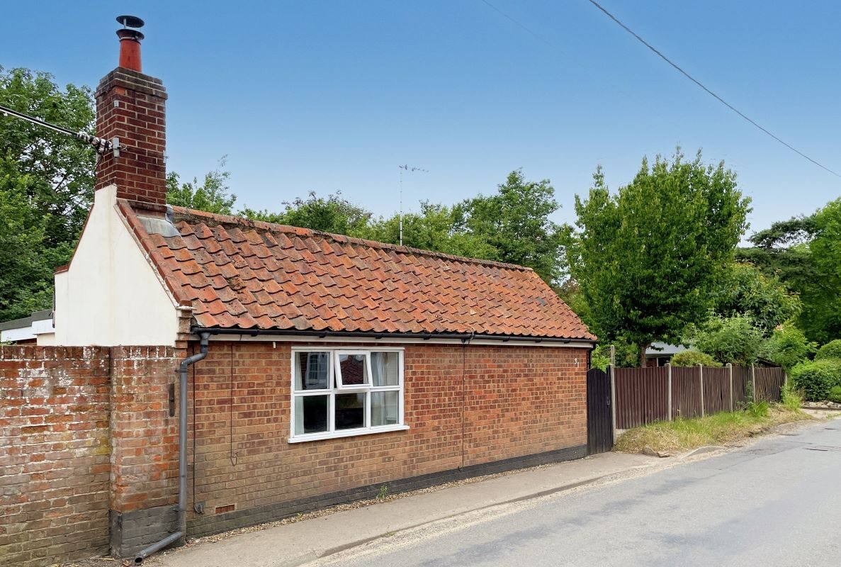 31 The Street, Wissett, Halesworth, Suffolk, IP19 0JG lot image - 1