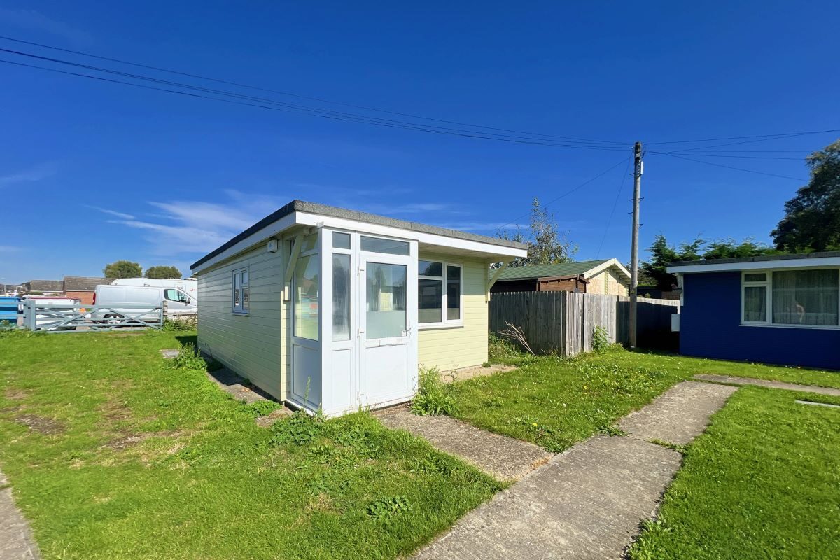 21 & 21a Clear Springs, Low Road, Harwich, Essex, CO12 3TS lot image - 0