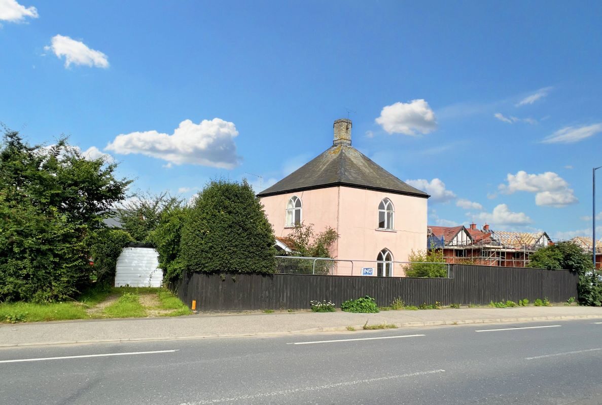 The Roundhouse, 362 High Street, Felixstowe, Suffolk, IP11 9QJ lot image - 0