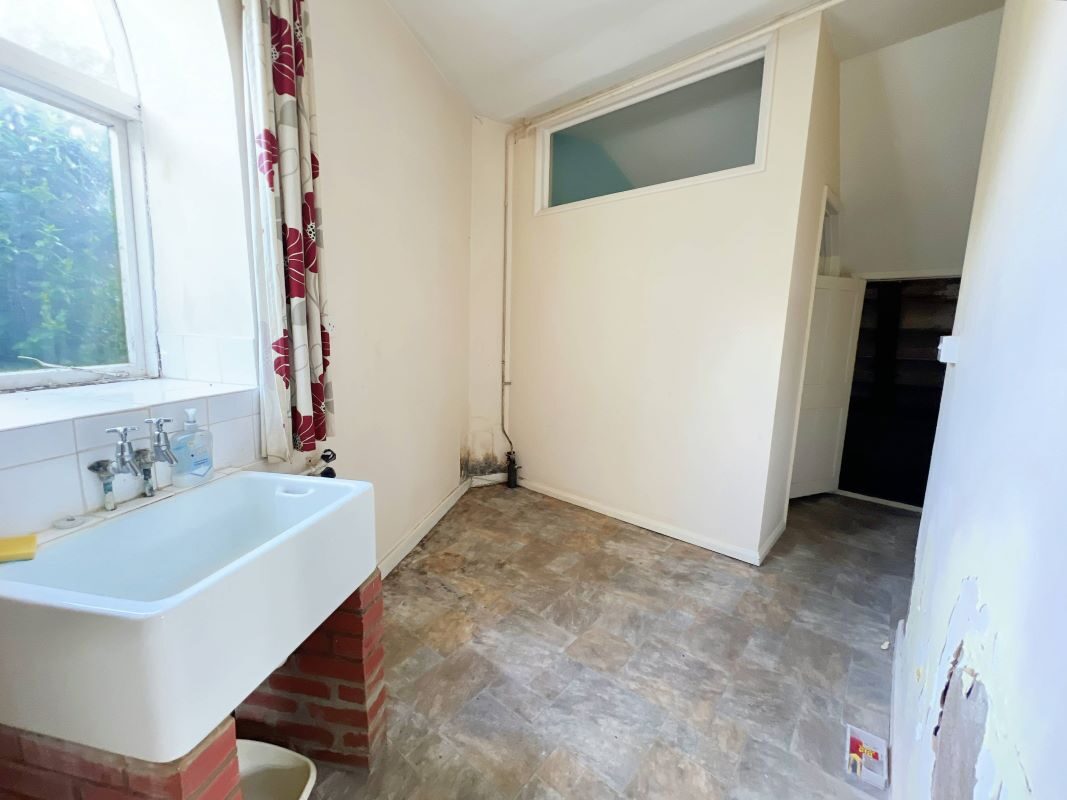 The Roundhouse, 362 High Street, Felixstowe, Suffolk, IP11 9QJ lot image - 4