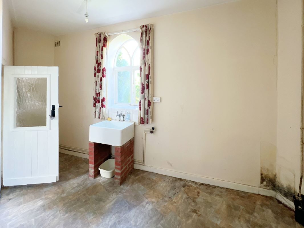 The Roundhouse, 362 High Street, Felixstowe, Suffolk, IP11 9QJ lot image - 5