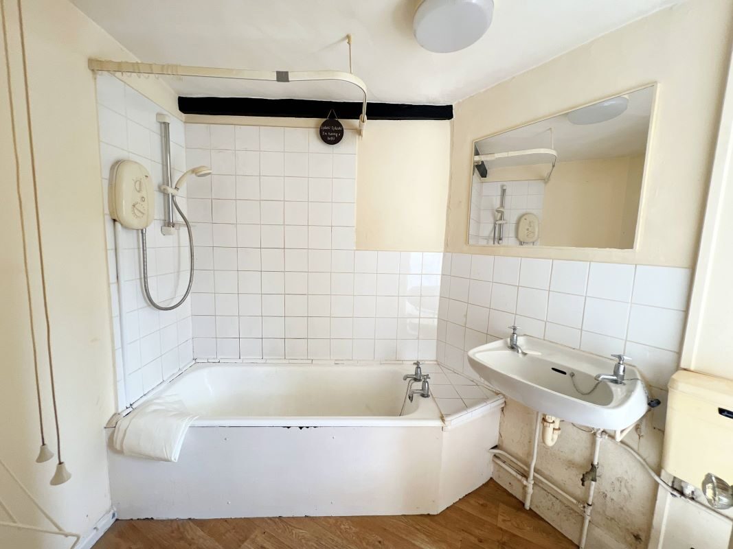 The Roundhouse, 362 High Street, Felixstowe, Suffolk, IP11 9QJ lot image - 8