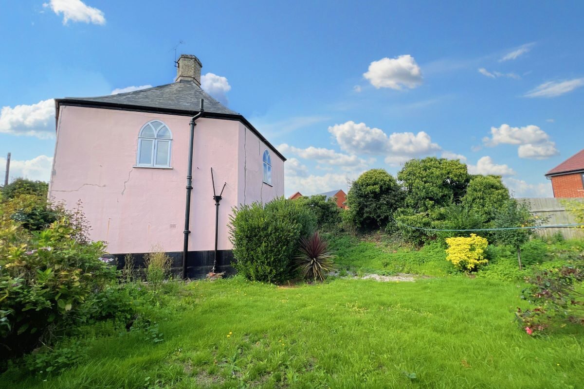 The Roundhouse, 362 High Street, Felixstowe, Suffolk, IP11 9QJ lot image - 12