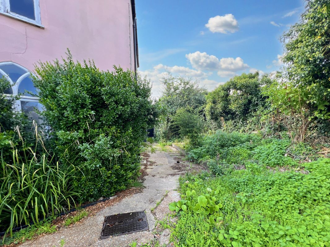 The Roundhouse, 362 High Street, Felixstowe, Suffolk, IP11 9QJ lot image - 15