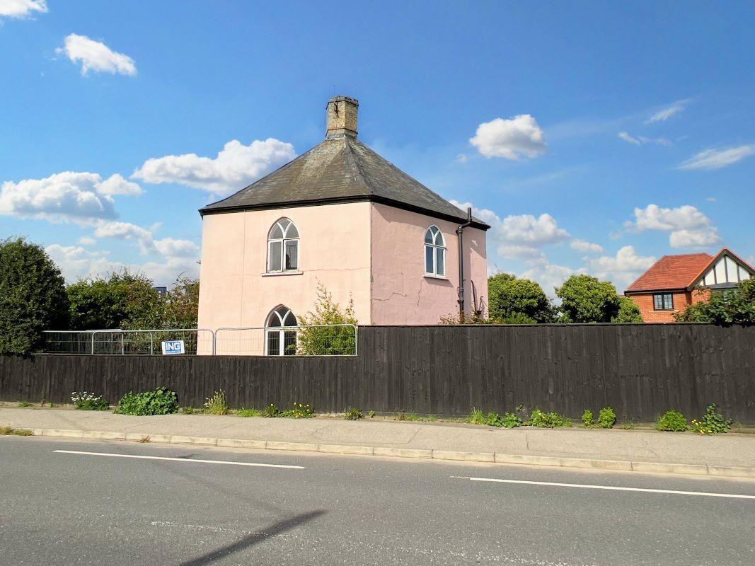 The Roundhouse, 362 High Street, Felixstowe, Suffolk, IP11 9QJ lot image - 18