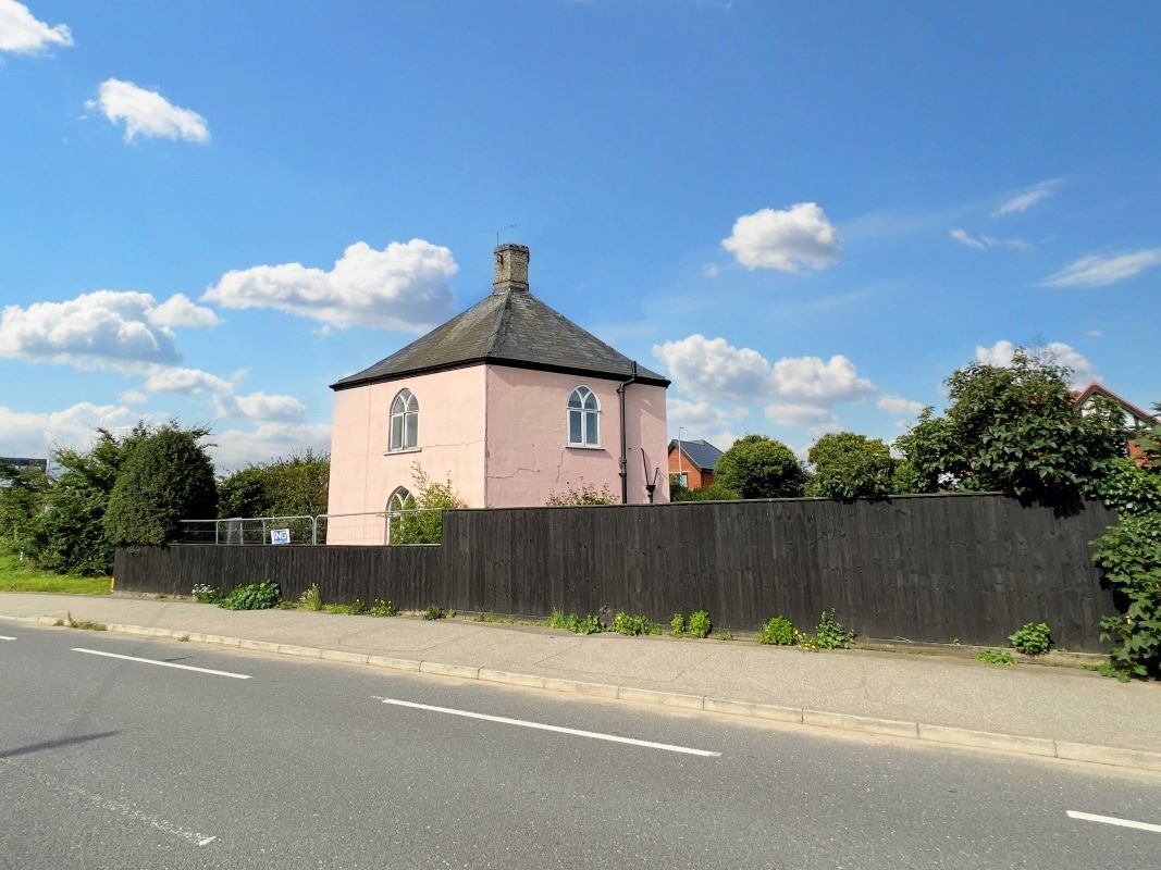 The Roundhouse, 362 High Street, Felixstowe, Suffolk, IP11 9QJ lot image - 19