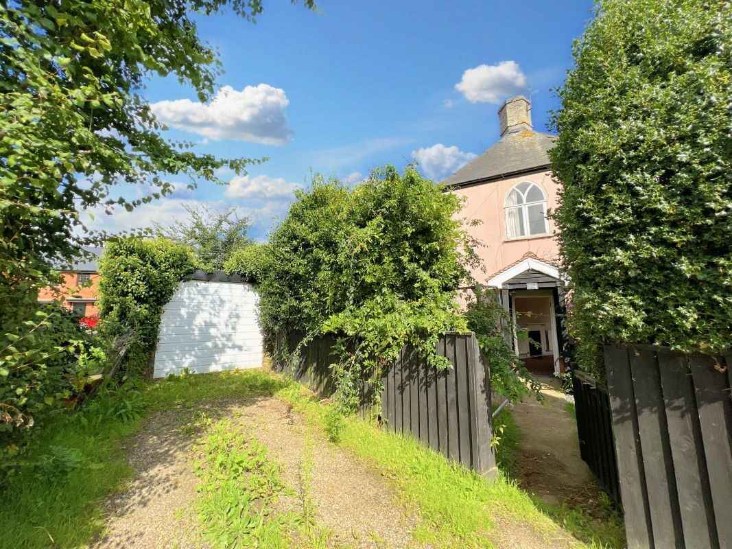 The Roundhouse, 362 High Street, Felixstowe, Suffolk, IP11 9QJ lot image - 20