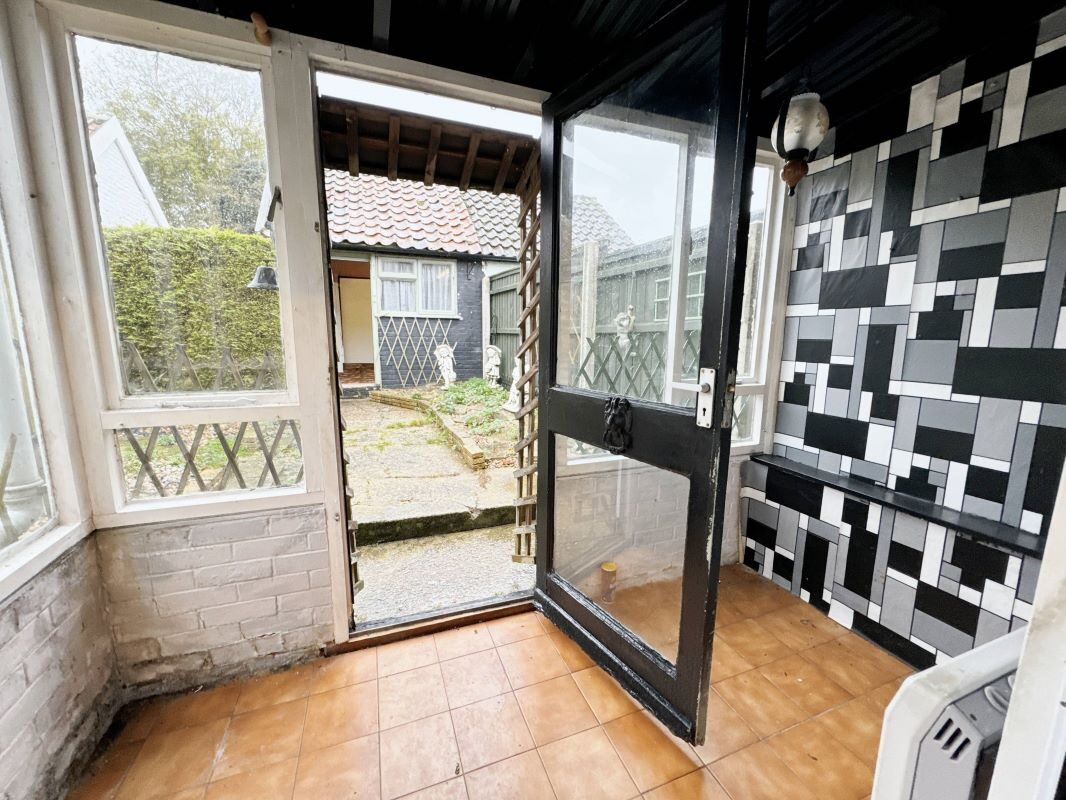 5 Elm Lane, Copdock, Ipswich, Suffolk, IP8 3ET lot image - 5