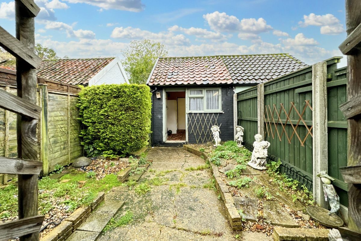 5 Elm Lane, Copdock, Ipswich, Suffolk, IP8 3ET lot image - 8