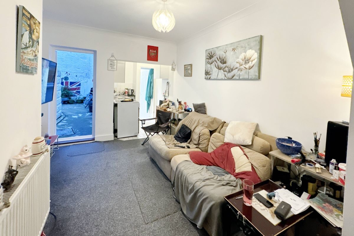 Flat 1, 10 Rosemary Road, Clacton-on-Sea, Essex, CO15 1NX lot image - 2