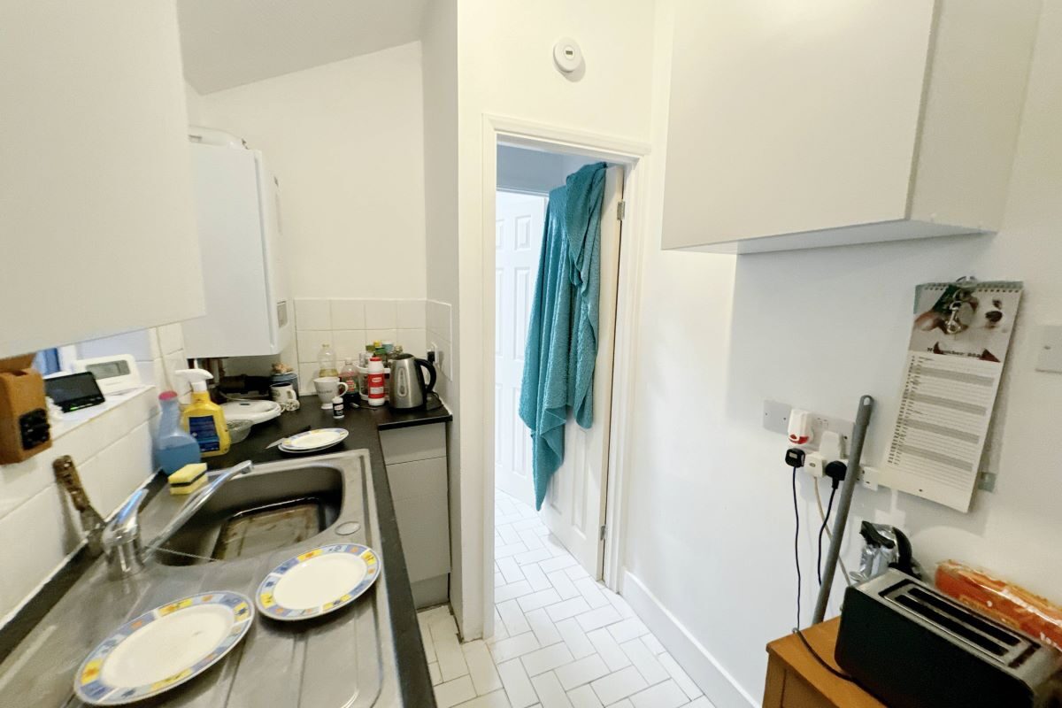 Flat 1, 10 Rosemary Road, Clacton-on-Sea, Essex, CO15 1NX lot image - 3