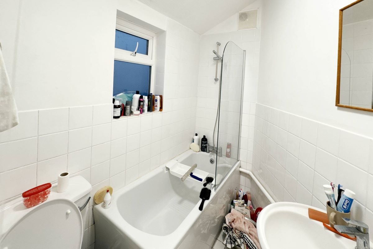 Flat 1, 10 Rosemary Road, Clacton-on-Sea, Essex, CO15 1NX lot image - 5