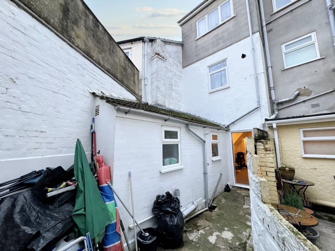 Flat 1, 10 Rosemary Road, Clacton-on-Sea, Essex, CO15 1NX lot image - 6