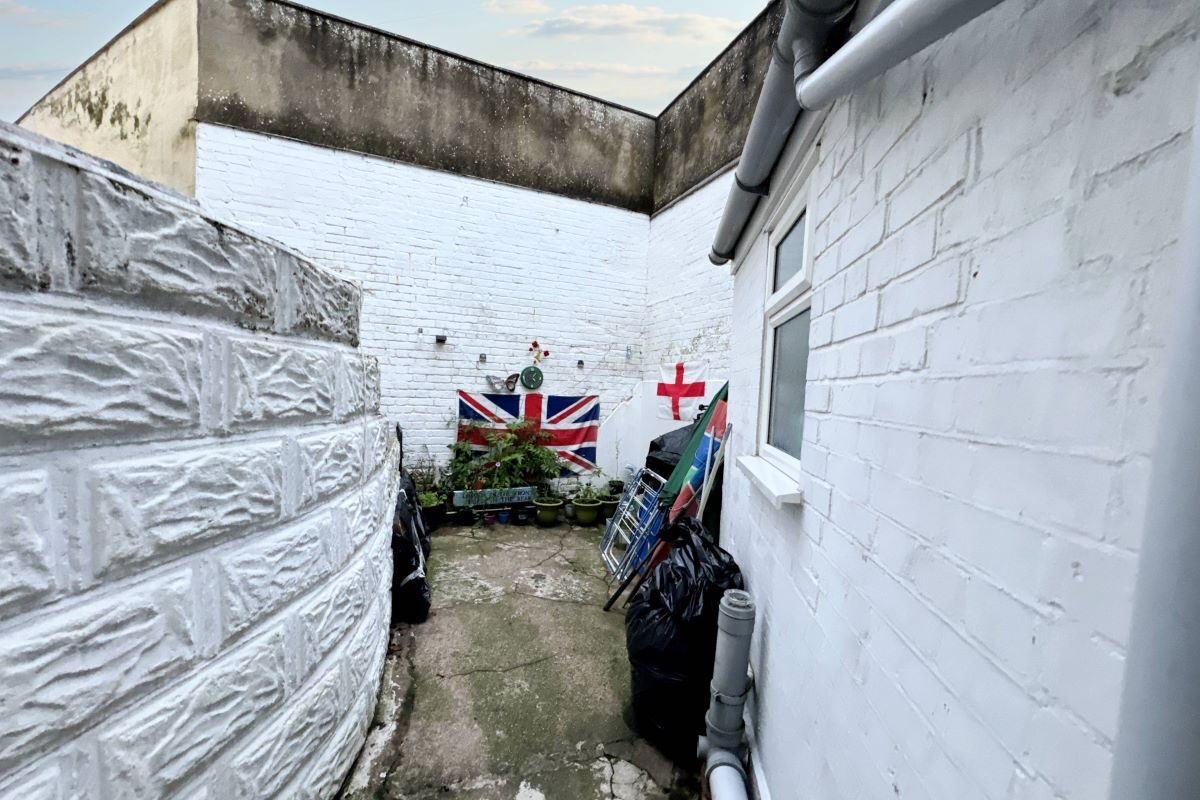 Flat 1, 10 Rosemary Road, Clacton-on-Sea, Essex, CO15 1NX lot image - 7