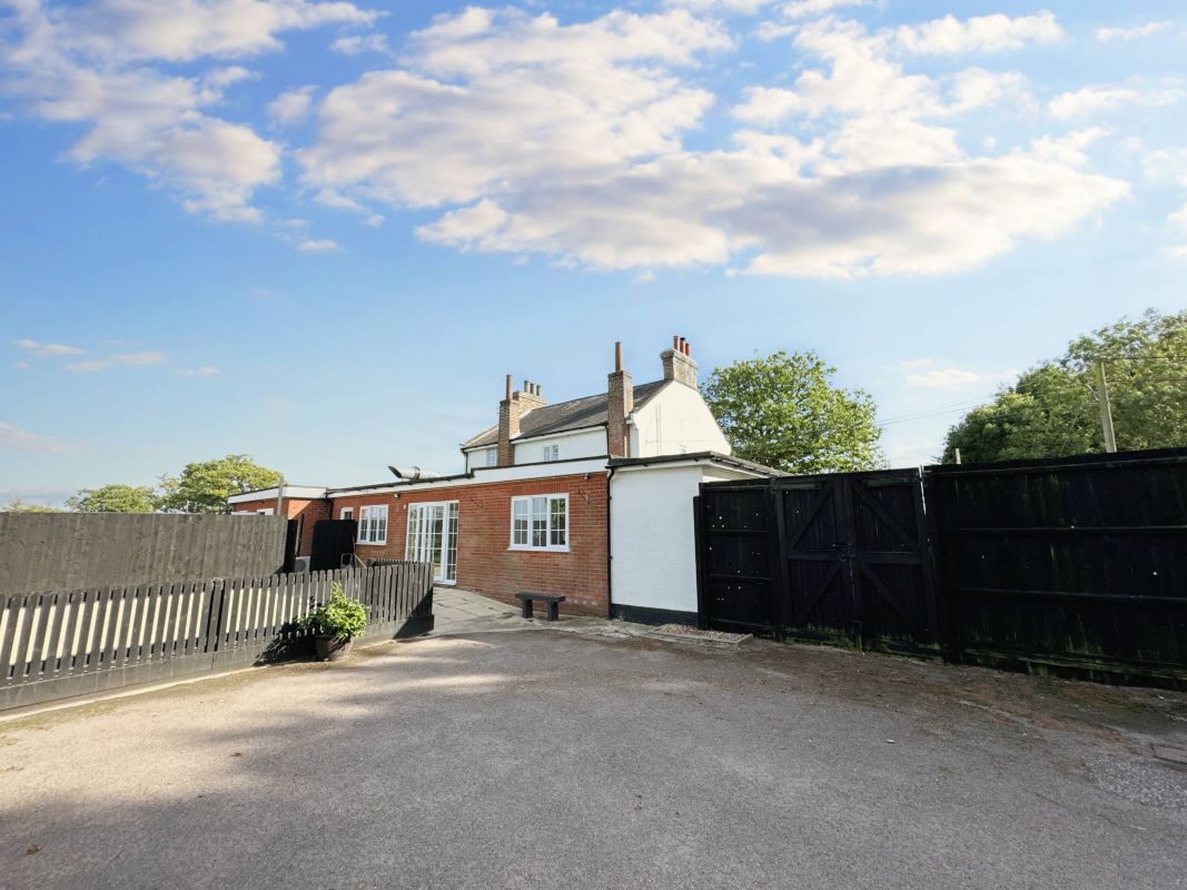 The Crowfield Rose, Debenham Road, Crowfield, Ipswich, Suffolk, IP6 9TE lot image - 14