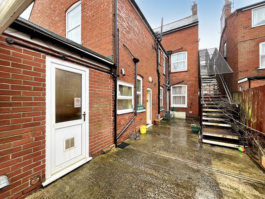 8 Buregate Road, Felixstowe, Suffolk, IP11 2DE lot image - 18