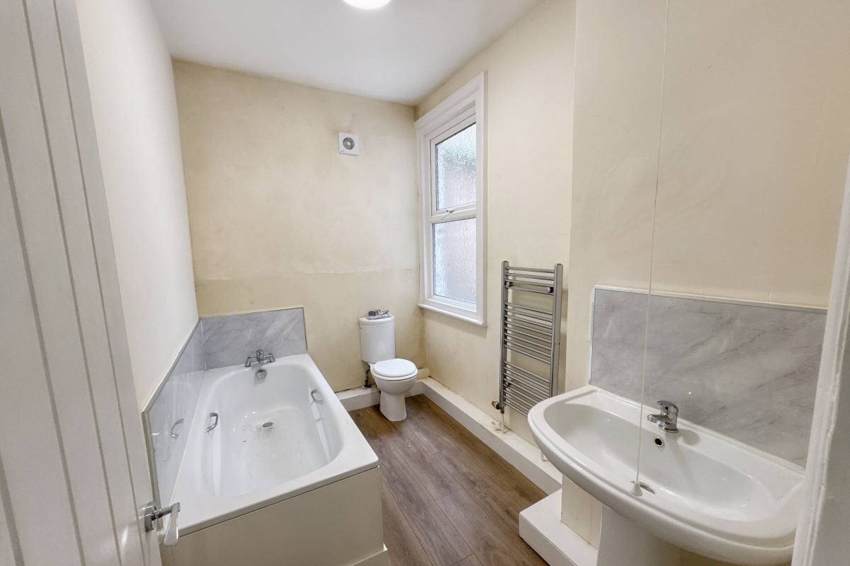 108 Old Road, Clacton-on-Sea, Essex, CO15 3AA lot image - 3