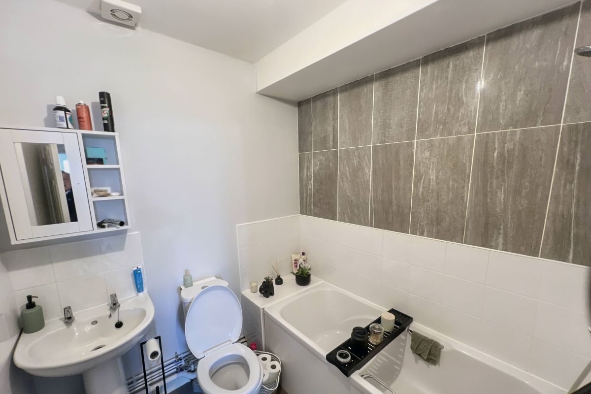 Flat A & B, 49 Orford Road, Felixstowe, Suffolk, IP11 2ET lot image - 3