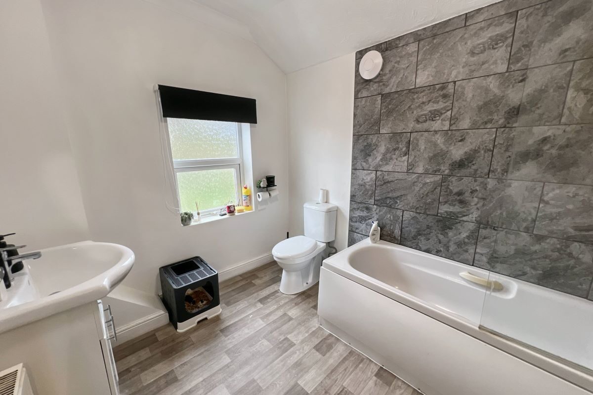 384 Woodbridge Road, Ipswich, Suffolk, IP4 4EU lot image - 6