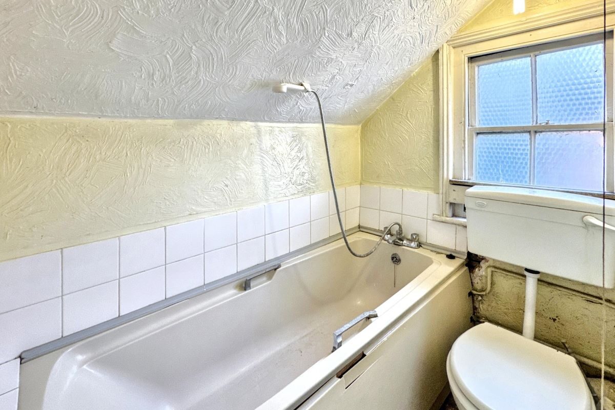 Flat 4, 16 Willoughby Road, Ipswich, Suffolk, IP2 8AP lot image - 4