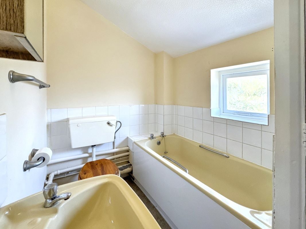 9 Staploe Mews, Soham, Ely, Cambridgeshire, CB7 5JW lot image - 7