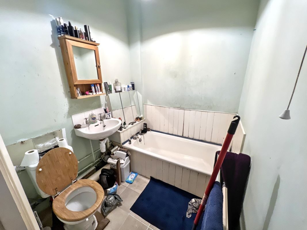 10 Roger Browning House, Maidenburgh Street, Colchester, Essex, CO1 1TT lot image - 3