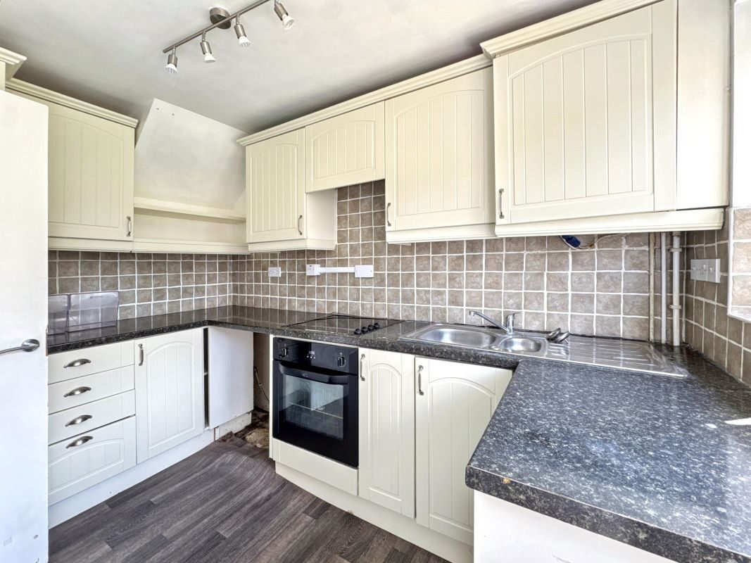 27 Guy Cook Close, Great Cornard, Sudbury, Suffolk, CO10 0JX lot image - 5